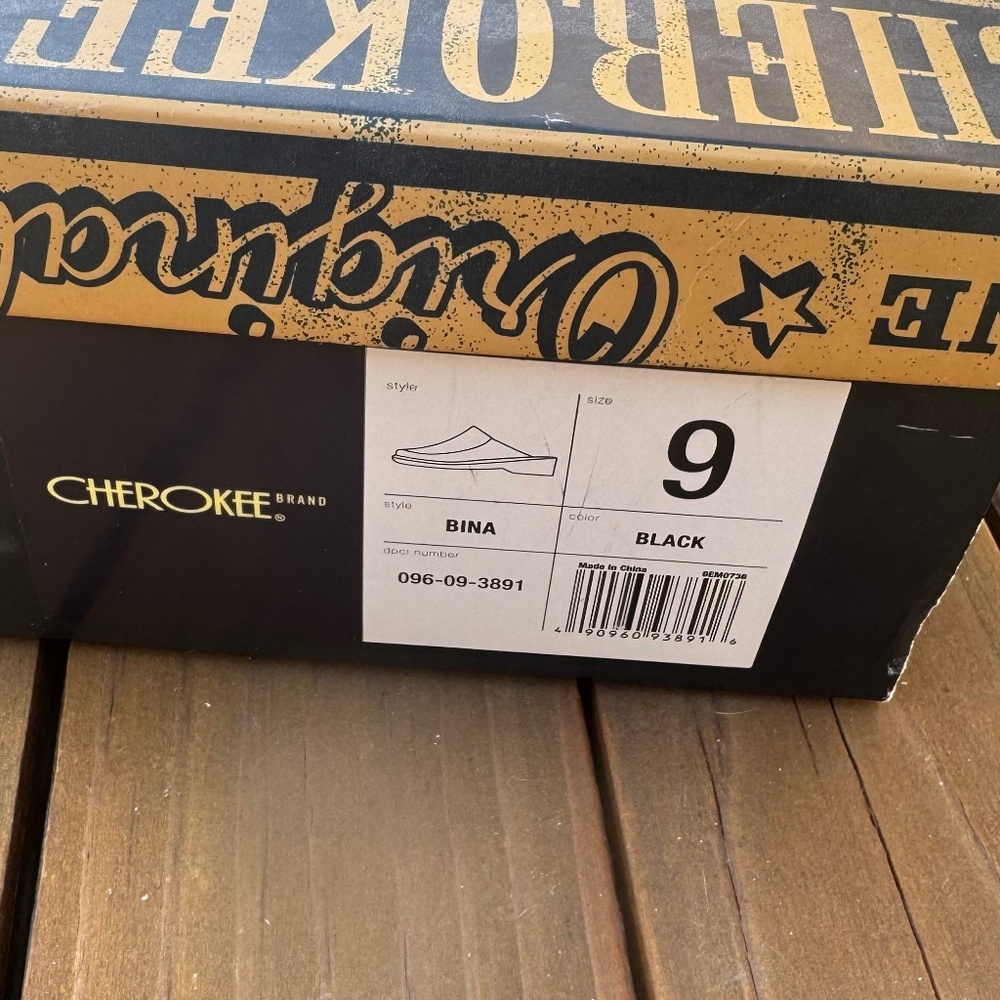 Cherokee Black Leather Clogs - Picture 10 of 10